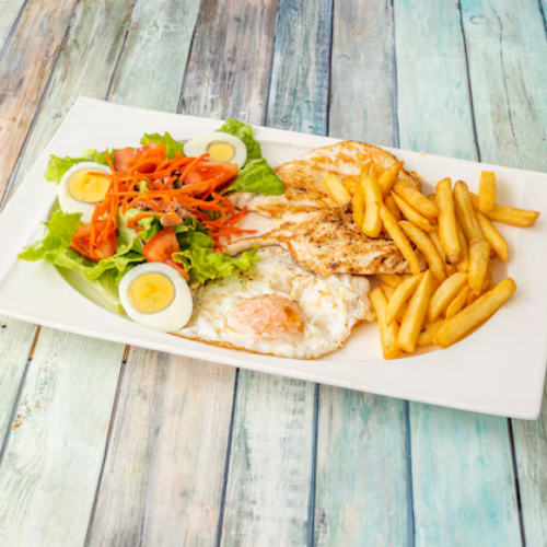 FILETE DE POLLO, HUEVO, PATATAS Y ENSALADA 